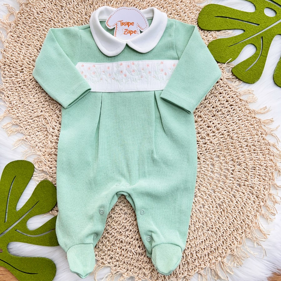 Macacão Tricotil (Tricot 100% Algodão) com Gola e Bordado - Verde Flores Salmão Macacão Tricotil (Tricot 100% Algodão) com Gola e Bordado - Verde Flores Salmão